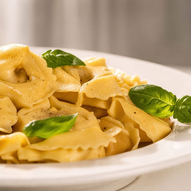 Cheese Tortellini in Alfredo Sauce (Pasta).